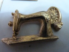 PIN'S SUPERB ANTIQUE SEWING MACHINE / 3X 2 cm / RARE