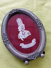 Petit cadre ovale entourage