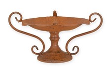 Un bain d'oiseaux en fer sur