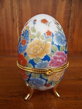 OEUF BOITE A BIJOUX EN PORCELAINE "FLEURS" ET DORURE VINTAGE A SAISIR
