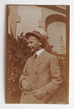 Garçon élégant souriant