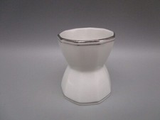 Coquetier ancien en porcelaine