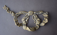 Noeud de ruban bronze doré de style Louis XVI , à restaurer , pour meuble ancien