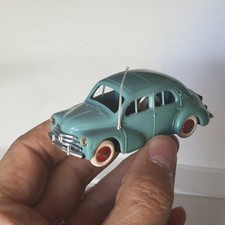 NOREV ancien RENAULT 4 CV avec antenne châssis tole jantes rouges dinky solido