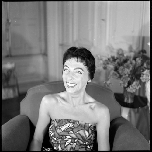Portrait femme assise salon
