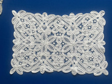 ancien napperon dentelle de Luxeuil exécuté main 40 X 25 cm (G33)