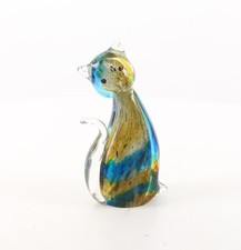 Une figurine en verre de style