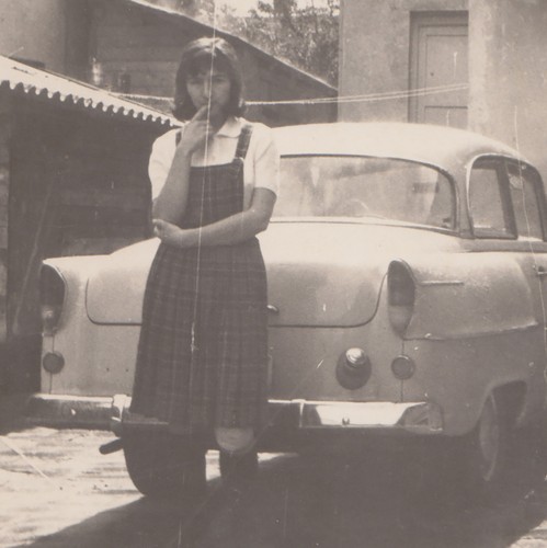 Jeune femme calme près une - jeune,