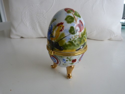 Oeuf porcelaine sur - sur, pieds