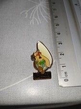 PINS - BD / dessin animé - ASTERIX - Obélix portant menhir - ROMBALDI