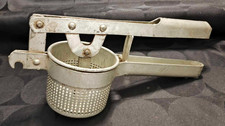 Vintage ancien presse-purée en métal années 50