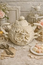 Théière ancienne crème