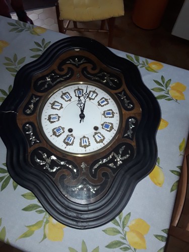 Horloge oeil boeuf avec - oeil,