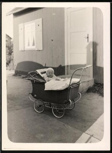 Photographie bébé assis dans