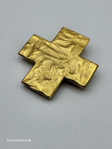 Pendentif croix dorée - , biche