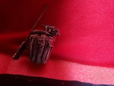 Sculpture / Figurine en étain signé Michel Laude. Chat sur sa poubelle