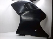 cache latéral avant gauche