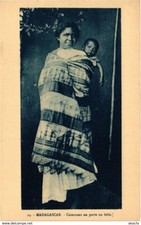 Old postcard AK Comment on porte Bebe MADAGASCAR (819177)