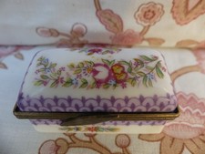 Superbe BOITE A TIMBRES en PORCELAINE décor de fleurs et dorure laiton 5cmX2,5X2