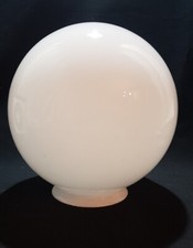 ANCIEN GLOBE VERRE BLANC OPALESCENT  VINTAGE LUMINAIRE A SUSPENDRE A POSER