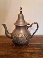 Théière marocaine vintage argentée ciselée, décoration traditionnelle