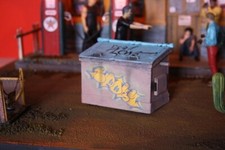 Benne à ordures conteneur poubelle USA  diorama dead zone   1/18 9.7X7.5 5 CM