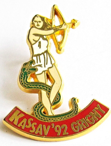 Pin kassav grigny robe - pin's, kassav'92