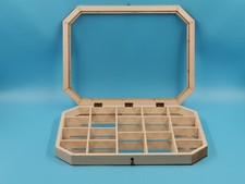 VITRINE EN BOIS A COMPARTIMENTS MIROIR EN FOND VITRE DESSUS