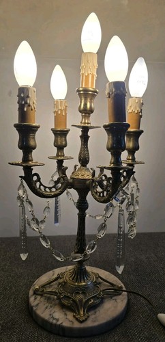 Une girandole chandelier - une,