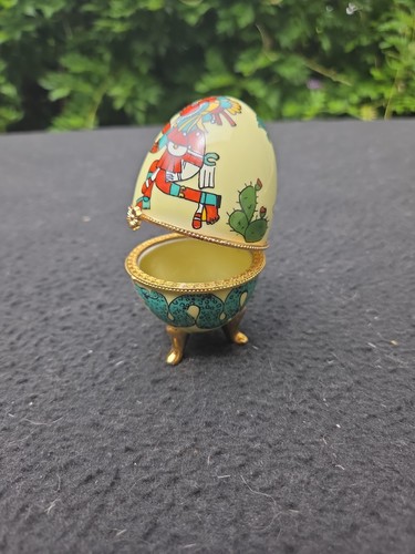 Oeuf en porcelaine pilulier