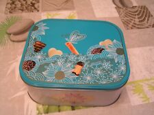 Boite à biscuits décors fleurs et papillon Delacre