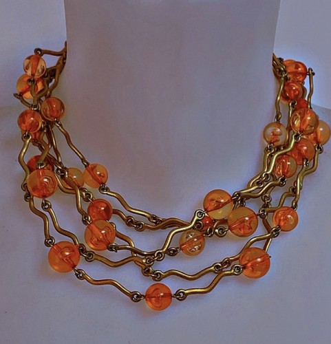 Biche bere collier doré et - biche,