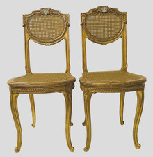 paire de chaises louis XVI en bois doré finement sculptée . XX siècle .