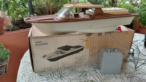 Bateau jouet filoguidé