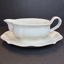 VILLEROY & BOCH MANOIR  GRAVY BOAT With ATTACHED UNDERPLATE Excellent