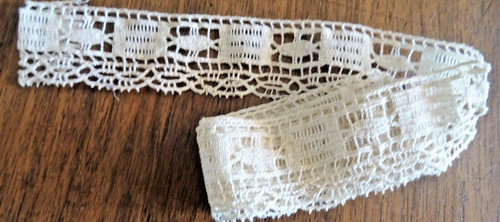 Dentelle ancienne aux - ,