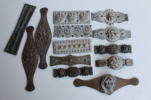 Treize moules pour bijoux