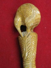Canne en bois brut sculpté en