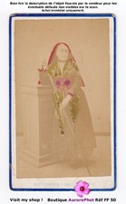 FEMME EN COSTUME TRADITIONNEL