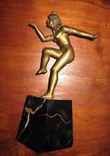 Mascotte automobile danseuse