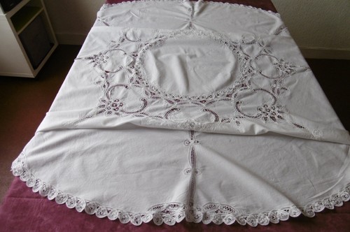 Nappe ronde avec - , superbe
