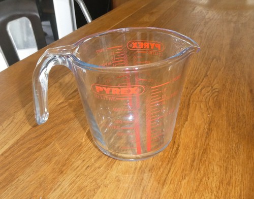 Pichet doseur verre - verre, pyrex