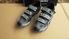 CHAUSSURES  VTT + PEDALES / TRES BON ETAT  / POINTURE 43 .