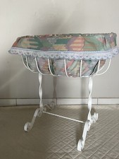 Ancien Lit de Poupée en Fer Forgé Blanc – Vintage Berceau Poupon Bébé Jouet