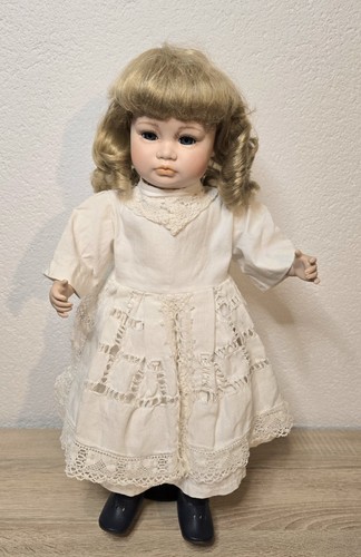 Grande poupée porcelaine - poupée,