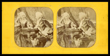 Homme et femme assis à table en costume 18e, ca.1870, stéréo jour/nuit (French T