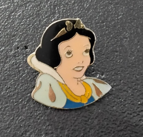 Pin dessin animé - pin’s,