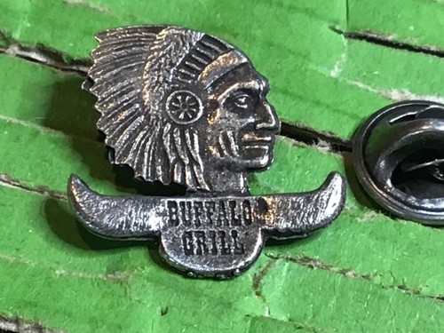 Pins buffalo grill tête - tÊte, d