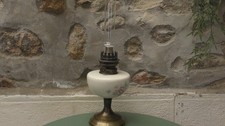 Lampe a pétrole en porcelaine