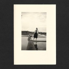 Femme sur un pied chien marais